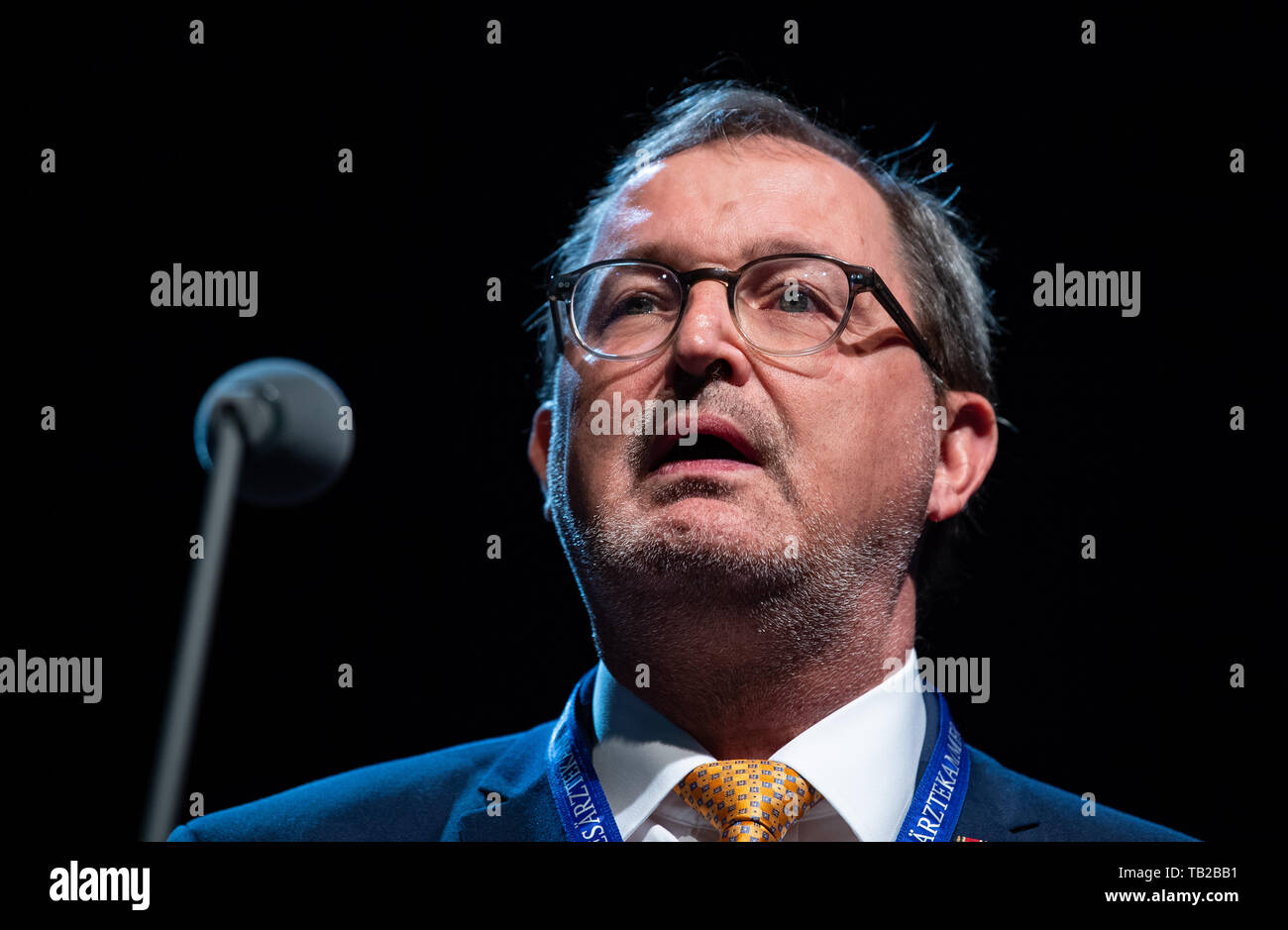 30 mai 2019, en Rhénanie du Nord-Westphalie, Münster : Günther Jonitz, Président de l'Association Médicale de Berlin, se trouve sur le podium aux 122e Congrès des médecins allemands avant l'élection du nouveau président. L'Association médicale allemande choisit le successeur de Montgomery en tant que président de l'Association médicale allemande. Photo : Guido Kirchner/dpa Banque D'Images