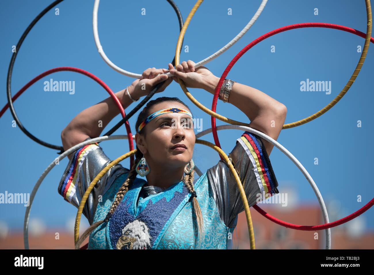 Dresde, Allemagne. 30 mai, 2019. Delacina Chief Eagle, danseur de la Nation Oglala Lakota de l'État américain du Dakota du Sud, s'élève au cours d'une danse indienne sur la Neumarkt. Le 28e Festival Karl May aura lieu du 31 mai au 02 juin 2019 à Radebeul, Saxe. Credit : Sebastian Kahnert/dpa-Zentralbild/ZB/dpa/Alamy Live News Banque D'Images