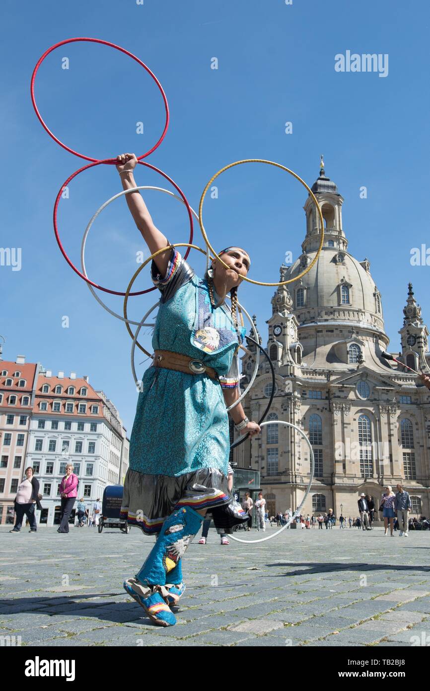 Dresde, Allemagne. 30 mai, 2019. Delacina Chief Eagle, danseur de la Nation Oglala Lakota de l'État américain du Dakota du Sud, s'élève au cours d'une danse indienne sur la Neumarkt. Le 28e Festival Karl May aura lieu du 31 mai au 02 juin 2019 à Radebeul, Saxe. Credit : Sebastian Kahnert/dpa-Zentralbild/ZB/dpa/Alamy Live News Banque D'Images