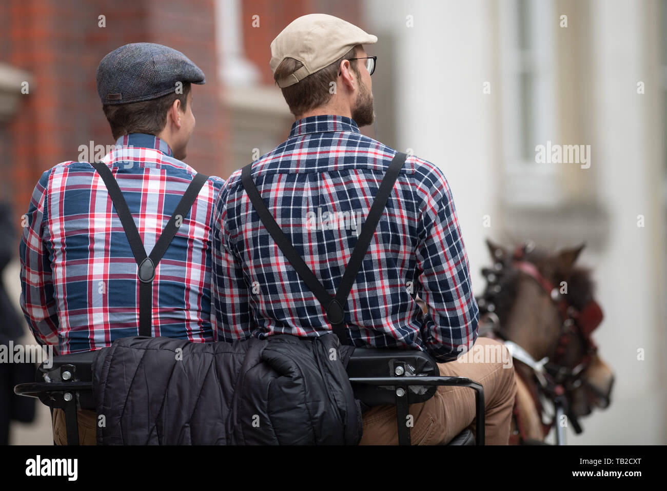 Münster, Allemagne. 30 mai, 2019. Deux hommes prendre part avec une voiture dans un aller-retour dans le cadre de la 32e pèlerinage du chariot de Telgte. Autour de 80 équipes de pays, de l'Ems et Sauerland ont pris part à l'événement annuel de l'Ascension. Crédit : Bernd Thissen/dpa/Alamy Live News Banque D'Images