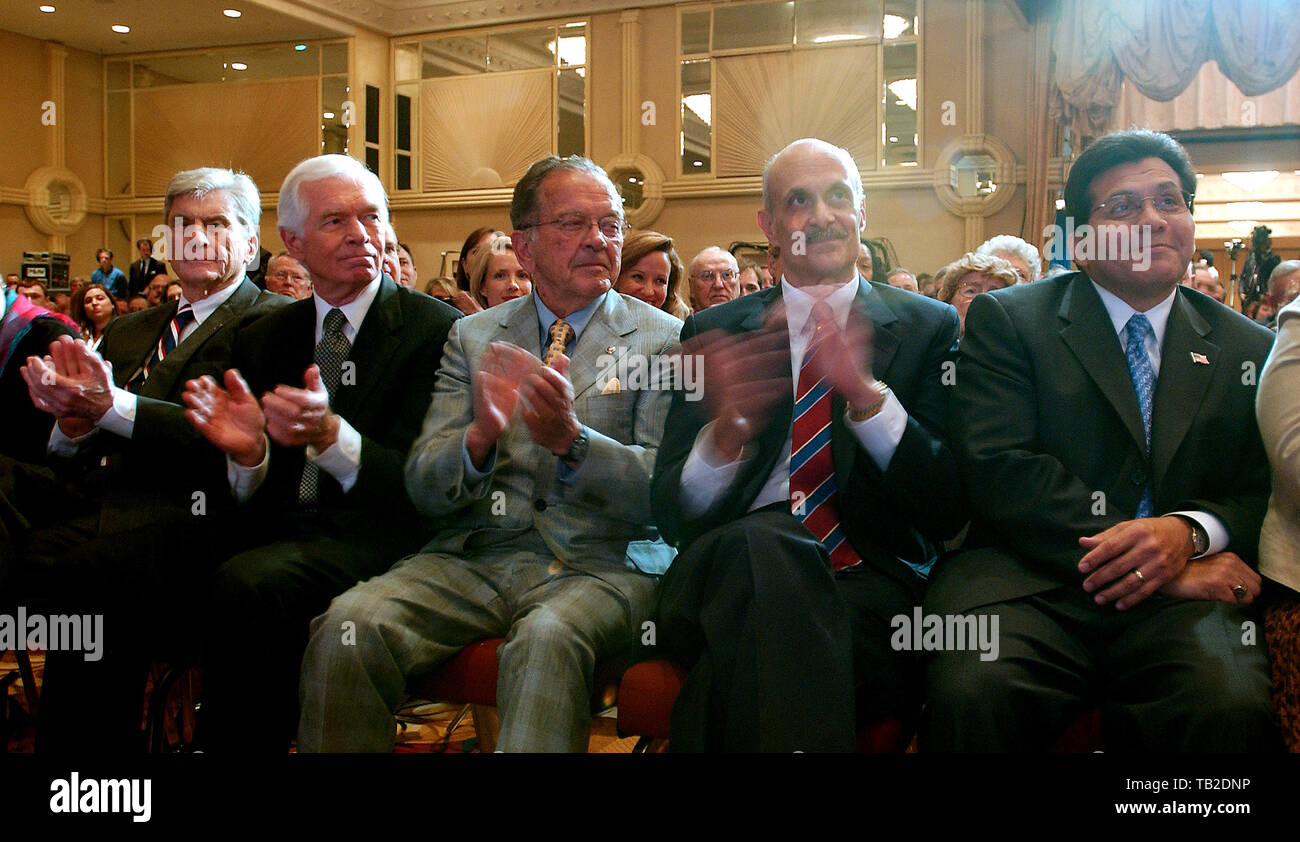 Washington, DC - 5 septembre 2006 -- Principaux républicains applaudir pendant le président des États-Unis George W. Bush sur la guerre mondiale contre le terrorisme au Capital Hilton Hotel à Washington, DC, le 5 septembre 2006. De gauche à droite : United States le sénateur John Warner (républicain de Virginie) ; États-Unis Sénateur Thad Cochran (républicain du Mississippi) ; United States Ted Stevens (sénateur républicain de l'Alaska) ; Secrétaire de la sécurité intérieure, Michael Chertoff, et Alberto Gonzales. Credit : Ron Sachs - Piscine via CNP | conditions dans le monde entier Banque D'Images