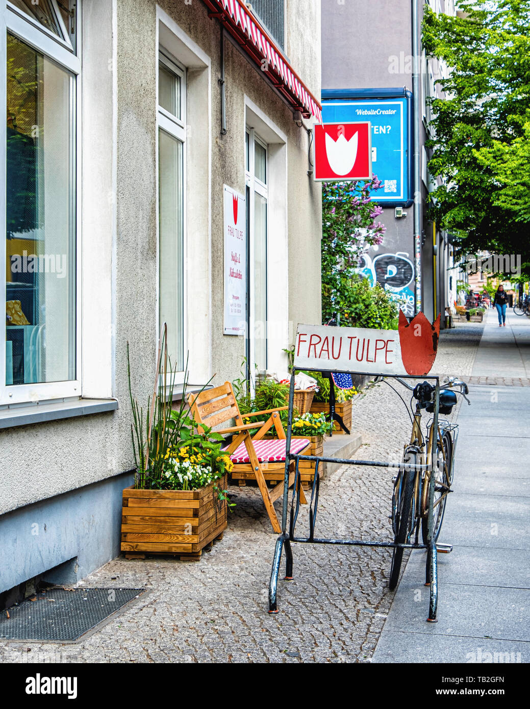 Frua Tulpe Tissu boutique. Magasin de vente de matériel et accessoires de couture aiguille à Mitte, Berlin. Exterieur & Bike stand Banque D'Images