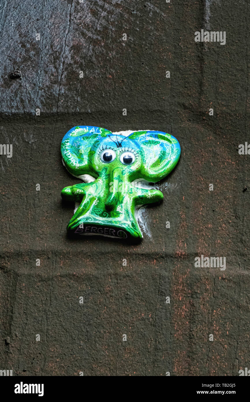Schöneberg-Berlin. Berger H Elefant 3 miniature-D'art de rue sur un mur couvert de graffitis. Éléphant coloré - partie de projet pour les personnes souffrant de SLA Banque D'Images
