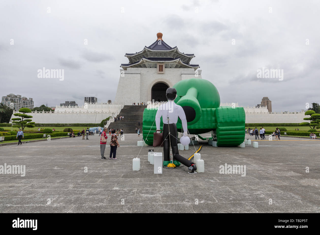 Un réservoir gonflable homme est affichée à Chiang Kai-shek Memorial Hall à Taipei pour marquer le 30e anniversaire de la 4 juin 1989 massacre de la place Tiananmen. Banque D'Images