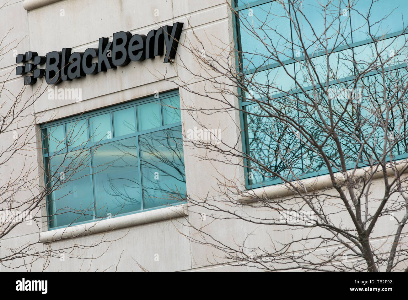 Un logo affiche à l'extérieur d'un établissement occupé par BlackBerry Limited à Ottawa, Ontario, Canada, le 20 avril 2019. Banque D'Images