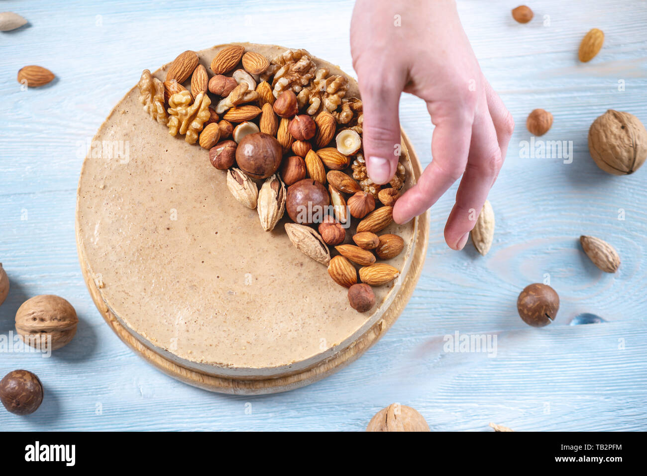 Caramel Noisette Gateau Au Fromage Avec Garniture De Noix Amandes Noisettes Et Noix Macadamia Sur Un Fond En Bois Bleu L Ecrou A La Maison D Un Dessert Photo Stock Alamy