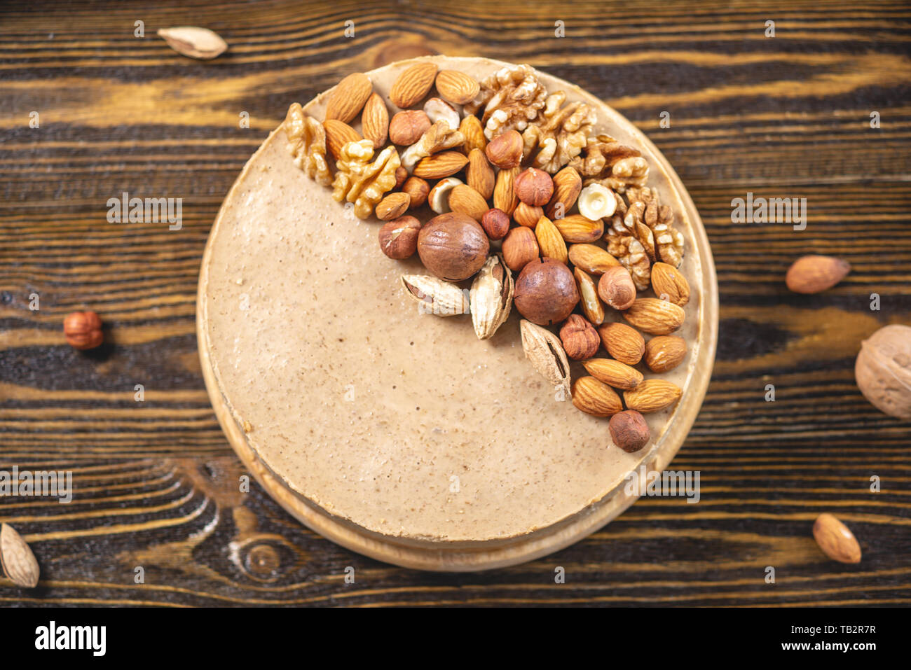 Caramel Noisette Gateau Au Fromage Avec Garniture De Noix Amandes Noisettes Et Noix Macadamia Sur Un Fond De Bois Sombre L Ecrou A La Maison D Un Dessert Photo Stock Alamy