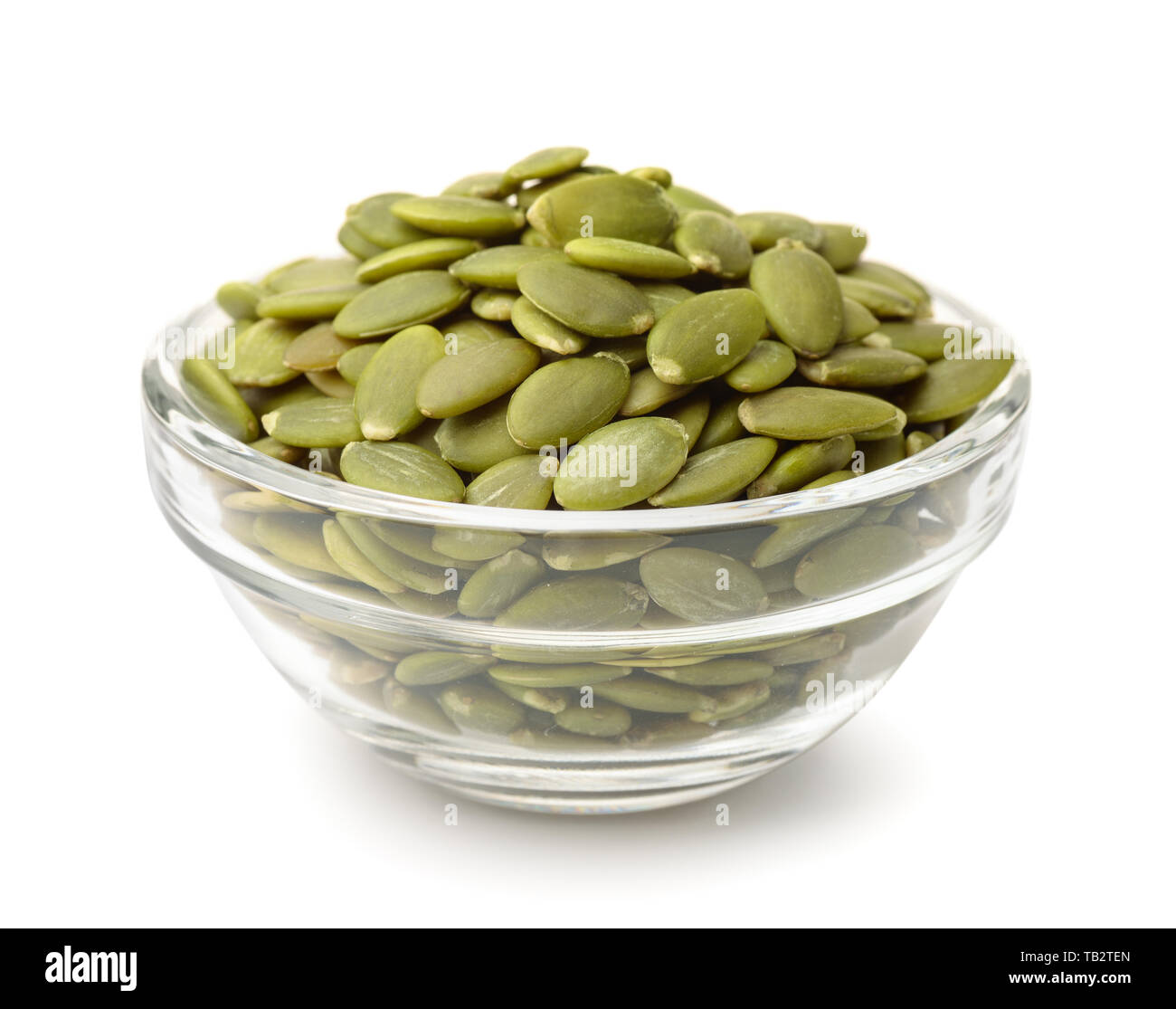 Bol en verre de graines de citrouille isolated on white Banque D'Images