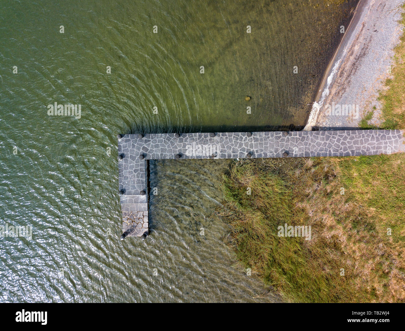 Vue aérienne de belle pierre pier à Furnas lagoon, Açores. Drone vue paysage avec les lignes et la texture. Vue de dessus du paysage romantique, tou Banque D'Images