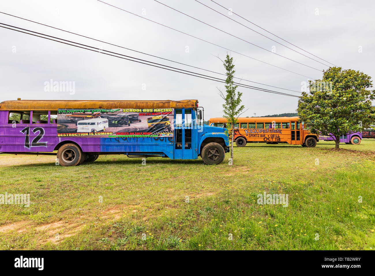 NEWTON, NC, USA--5/22/19 : vieux autobus scolaires dépouillé et peint pour utilisation comme course/ écraser événement. Banque D'Images