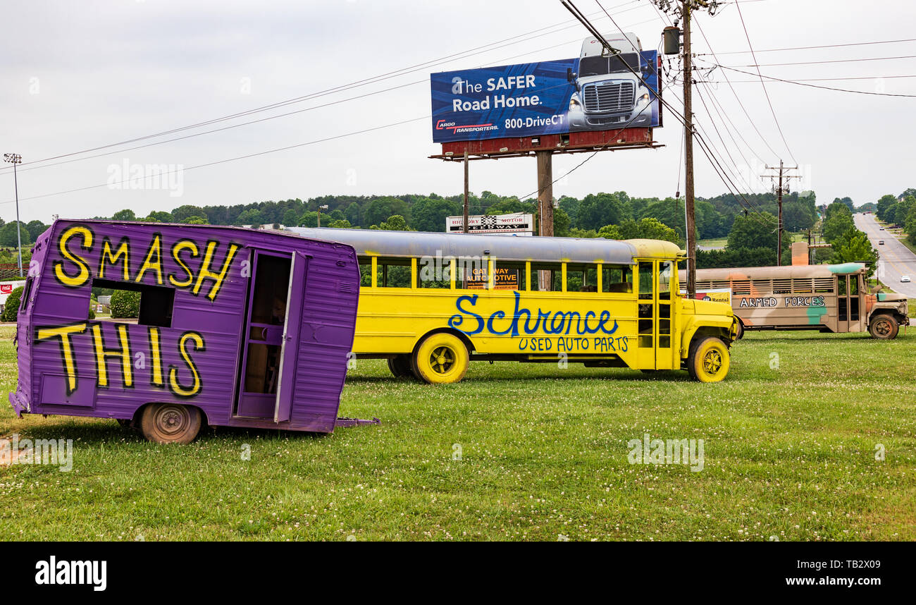 NEWTON, NC, USA--5/22/19 : vieux autobus scolaires dépouillé et peint pour utilisation comme course/ écraser événement. Banque D'Images