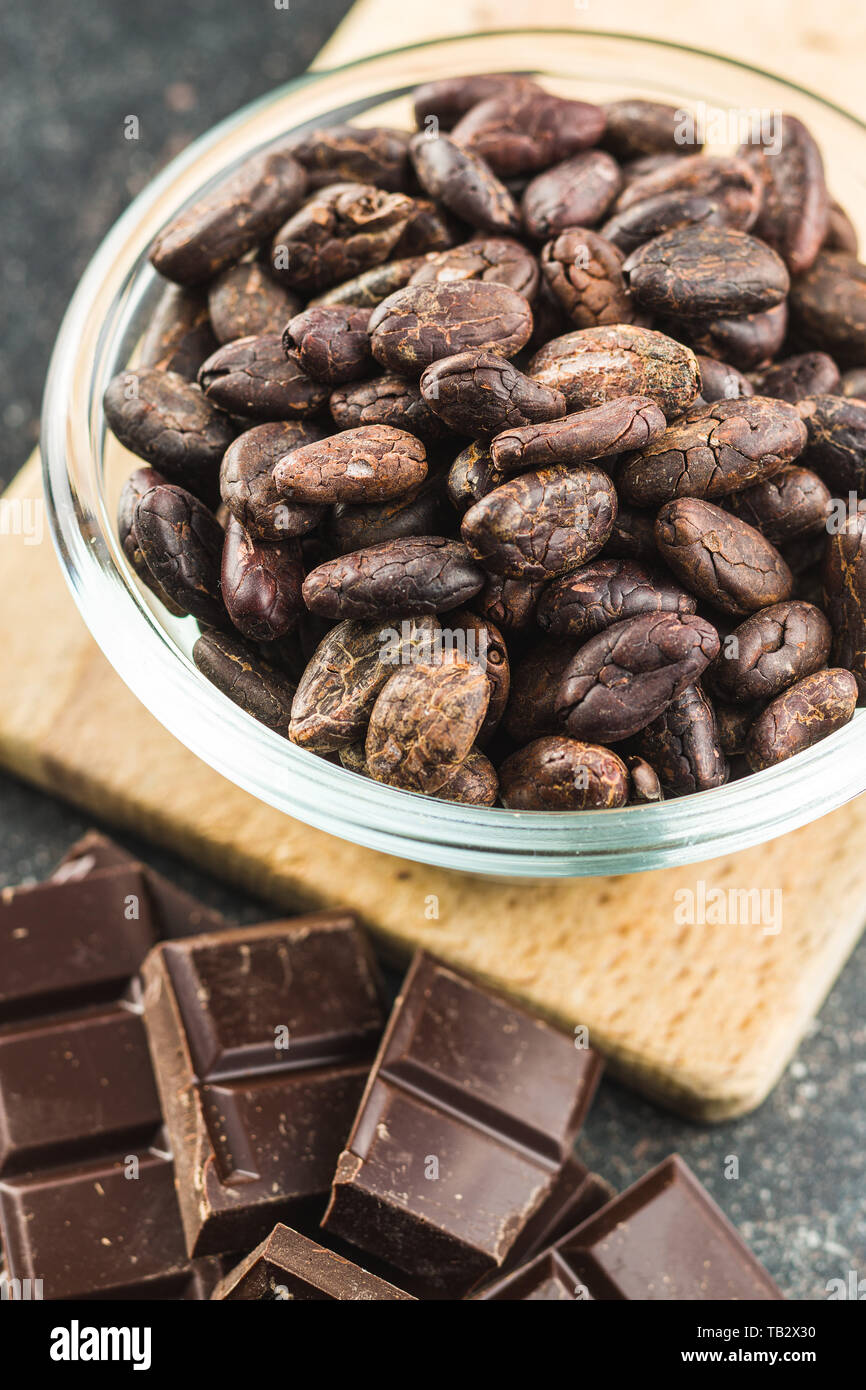 Les fèves de cacao foncé dans un bol. Banque D'Images