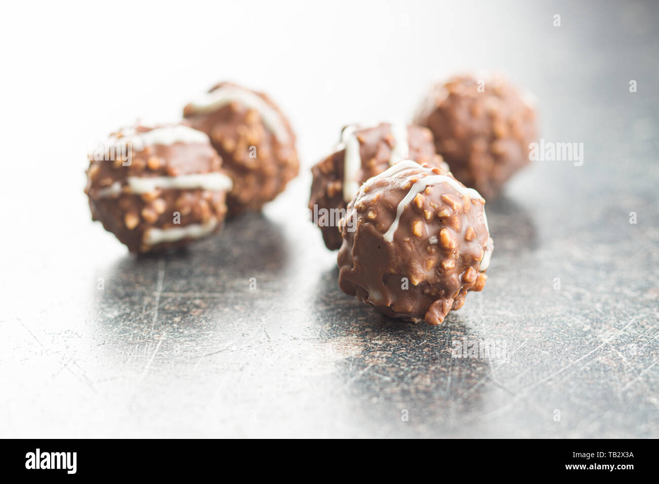 Truffes au chocolat chocolat sucré. boules sur table. Banque D'Images