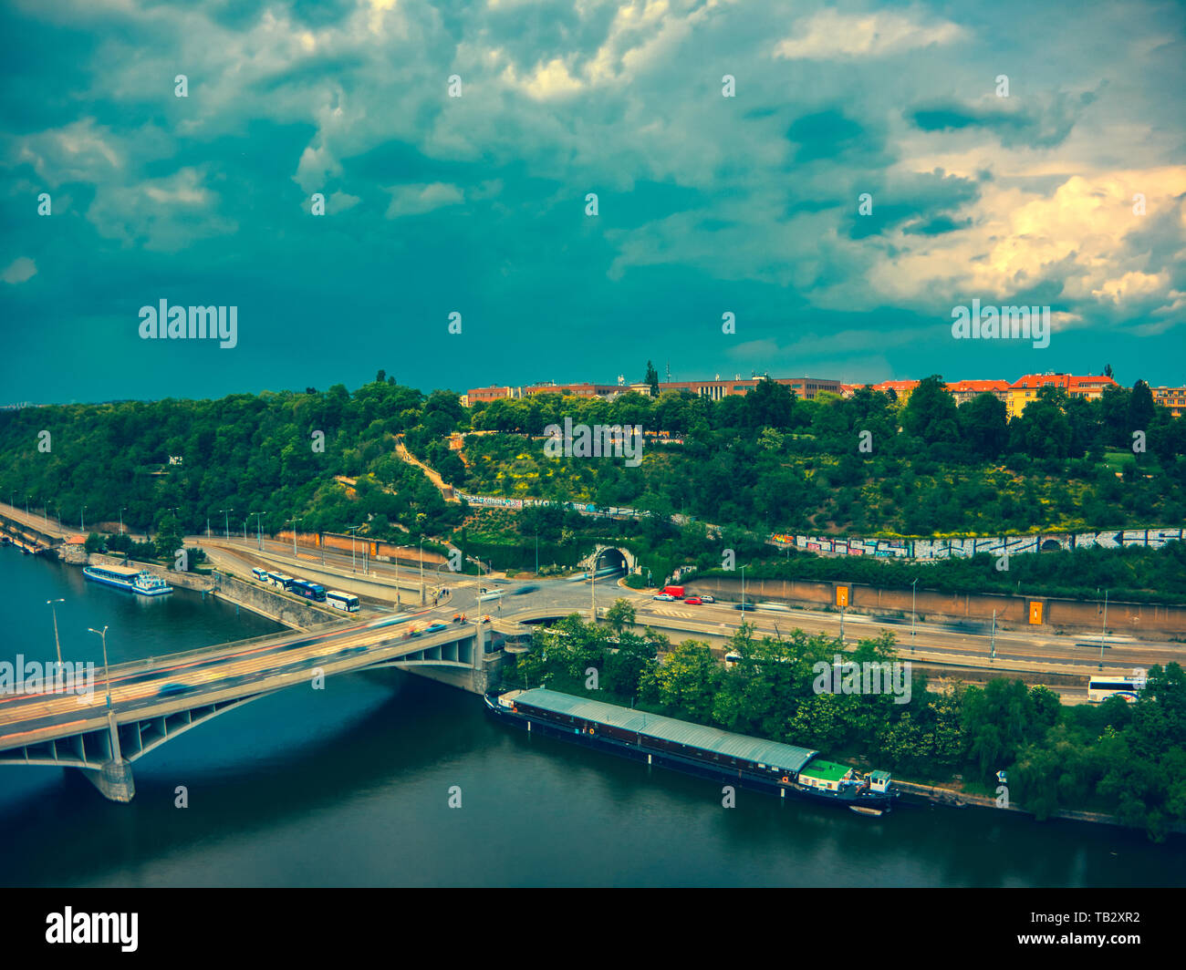 Vue aérienne de métronome à côté de Vltava jour ensoleillé nuages sombres Banque D'Images