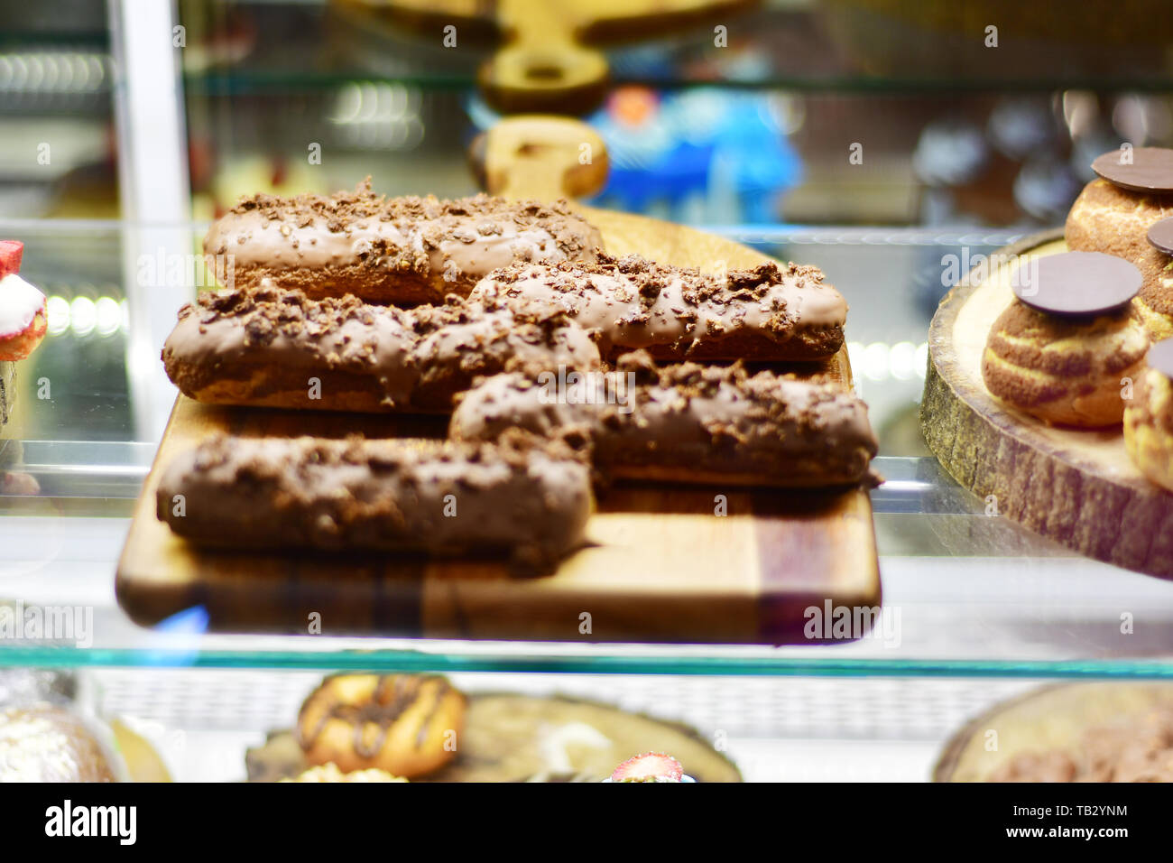 Les desserts sucrés et des gâteaux dans une vitrine d'un café Banque D'Images