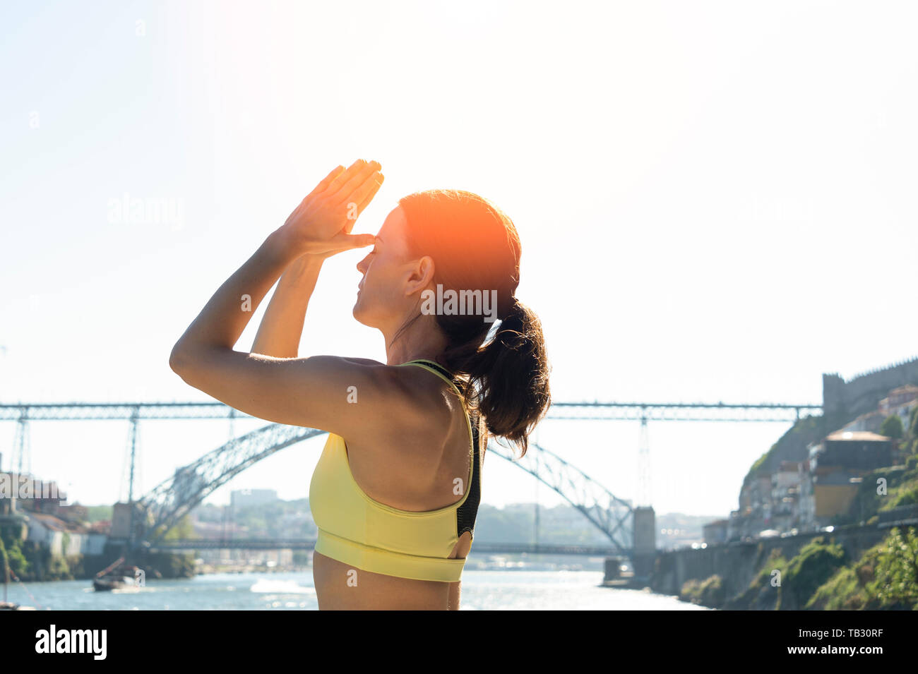 Femme méditant dans le soleil, troisième œil yoga pose, mode de vie sain Banque D'Images