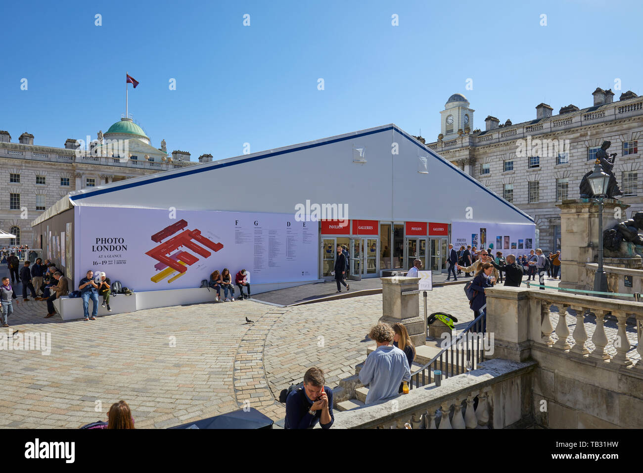Londres - le 16 mai 2019 Photo : Londres, photographie art fair à Somerset House avec les visiteurs dans une journée ensoleillée à Londres, en Angleterre. Banque D'Images