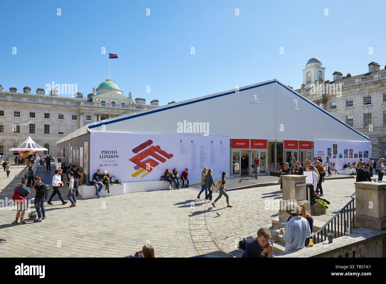 Londres - le 16 mai 2019 Photo : Londres, photographie art fair à Somerset House avec les visiteurs dans une journée ensoleillée à Londres, en Angleterre. Banque D'Images