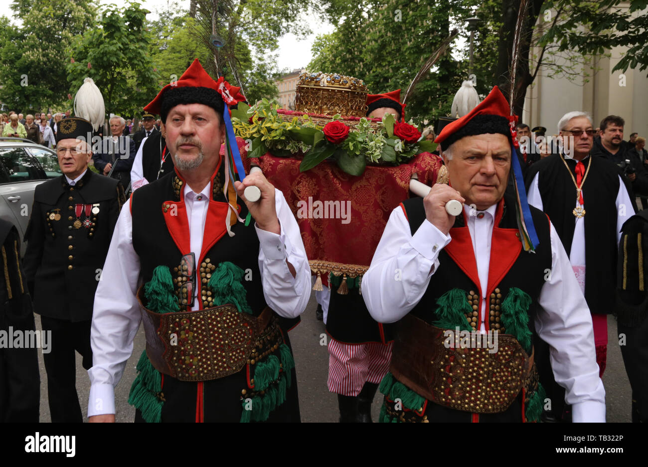 Cracovie. Cracovie. La Pologne. Procession de saint Stanislaw à Wawel Skalka. Des hommes en costumes régionaux Cracovie portent la relique de st. Stanislaw. Banque D'Images