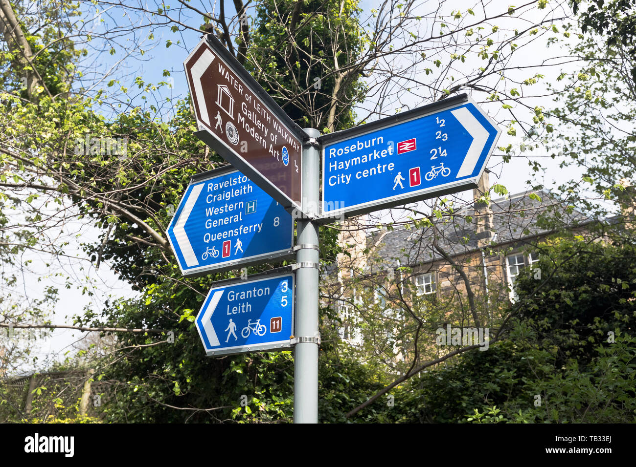 dh piste cyclable et sentier ROSEBURN EDINBURGH signalétique écossaise panneau de direction post scotland public paths uk Banque D'Images