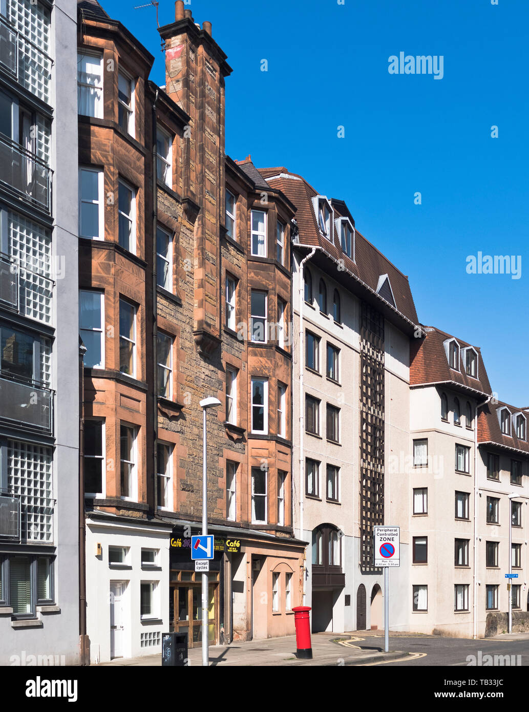 Dh Nouveau Ancien tenement houses DEAN VILLAGE EDINBURGH appartement moderne télévision pâtés maison City flats appartements bâtiments Banque D'Images