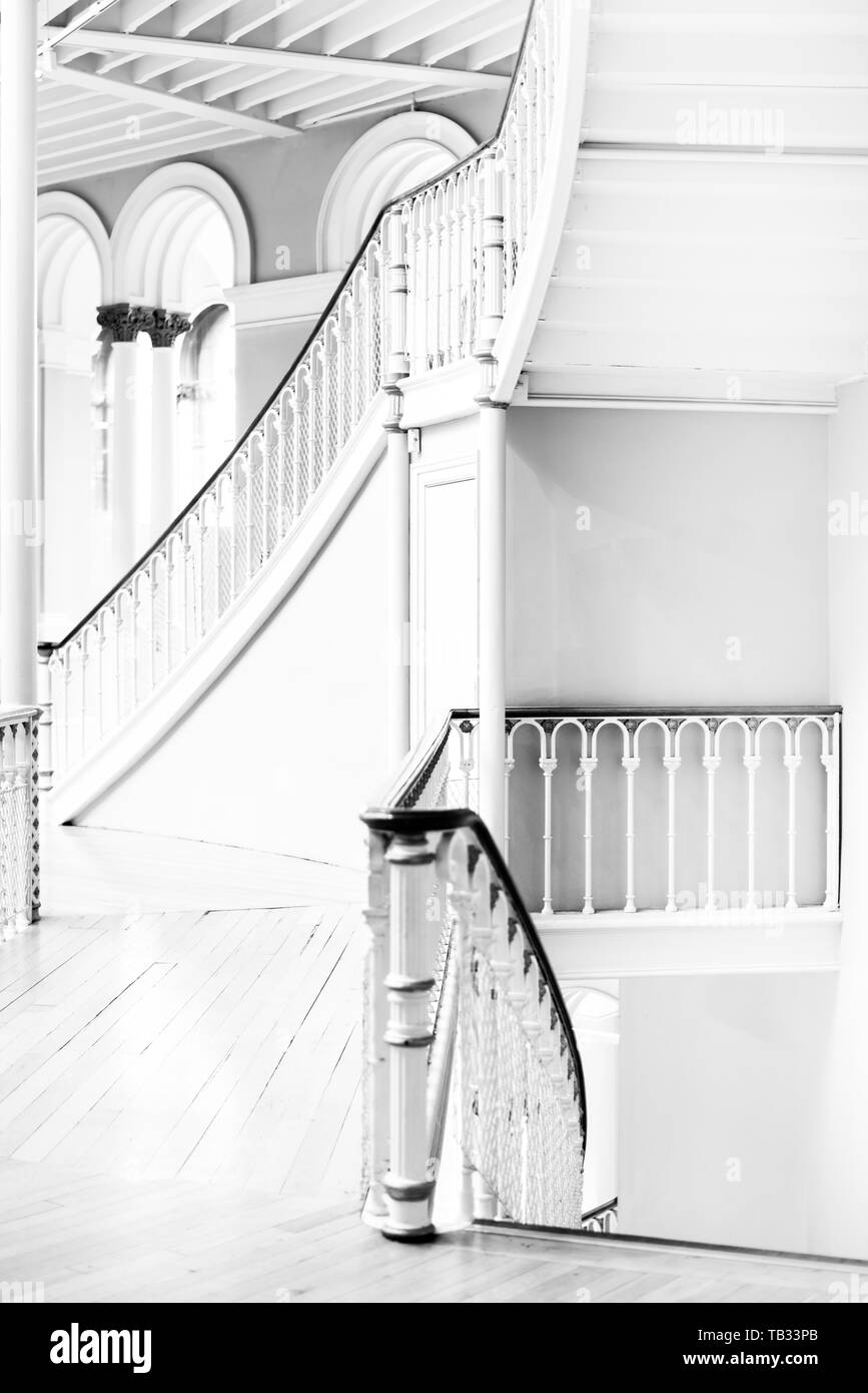 Escalier avec main courante en bois. d'intérieur, architecture classique Banque D'Images