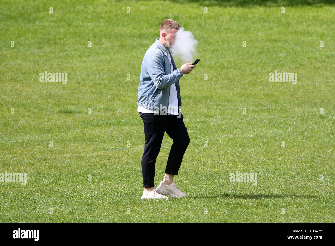 Star TOWIE Tommy Mallet vaping Banque D'Images