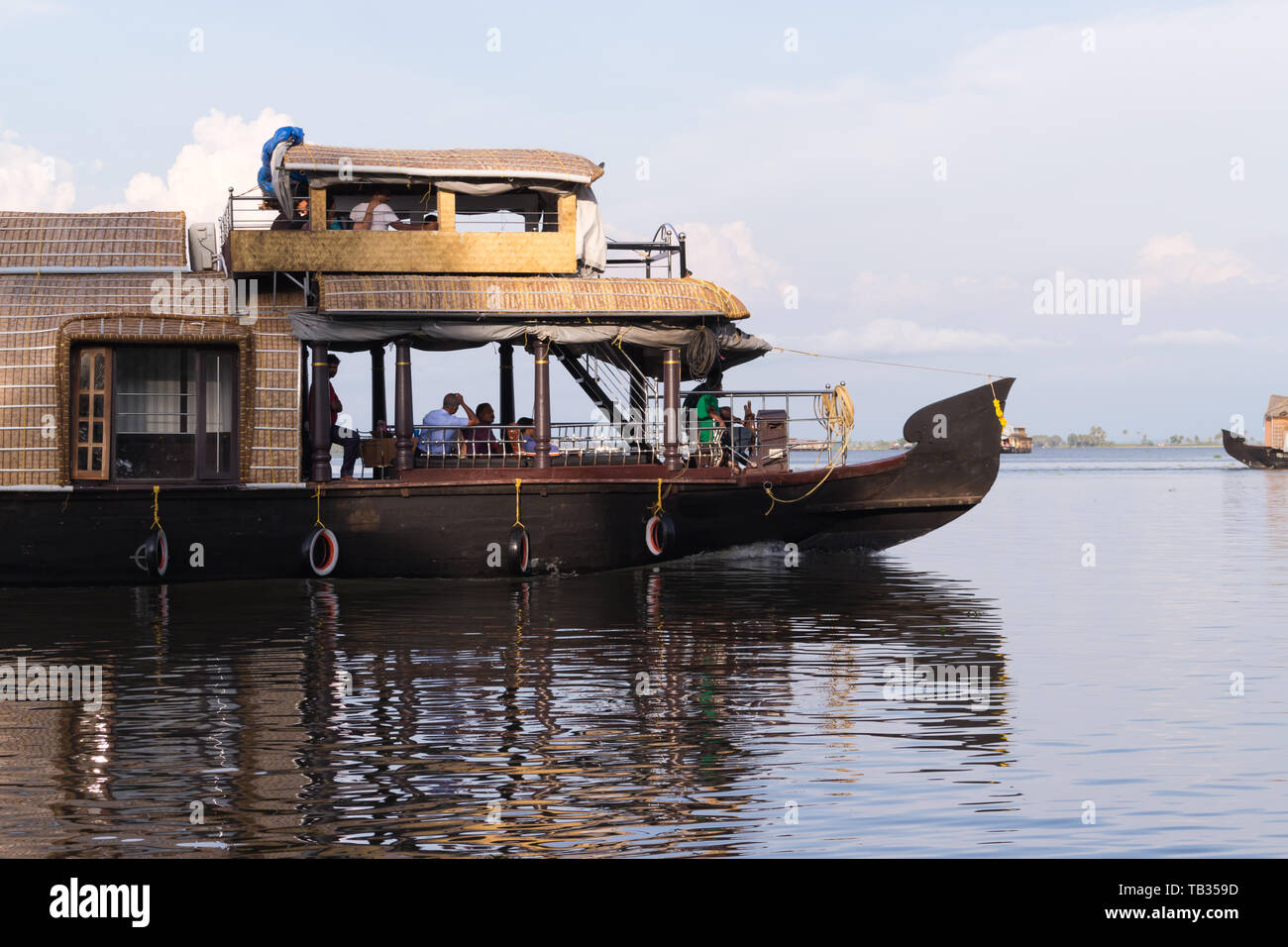 Péniche avec les gens sur le Kerala backwaters à Alleppey Inde Alappuzha Banque D'Images
