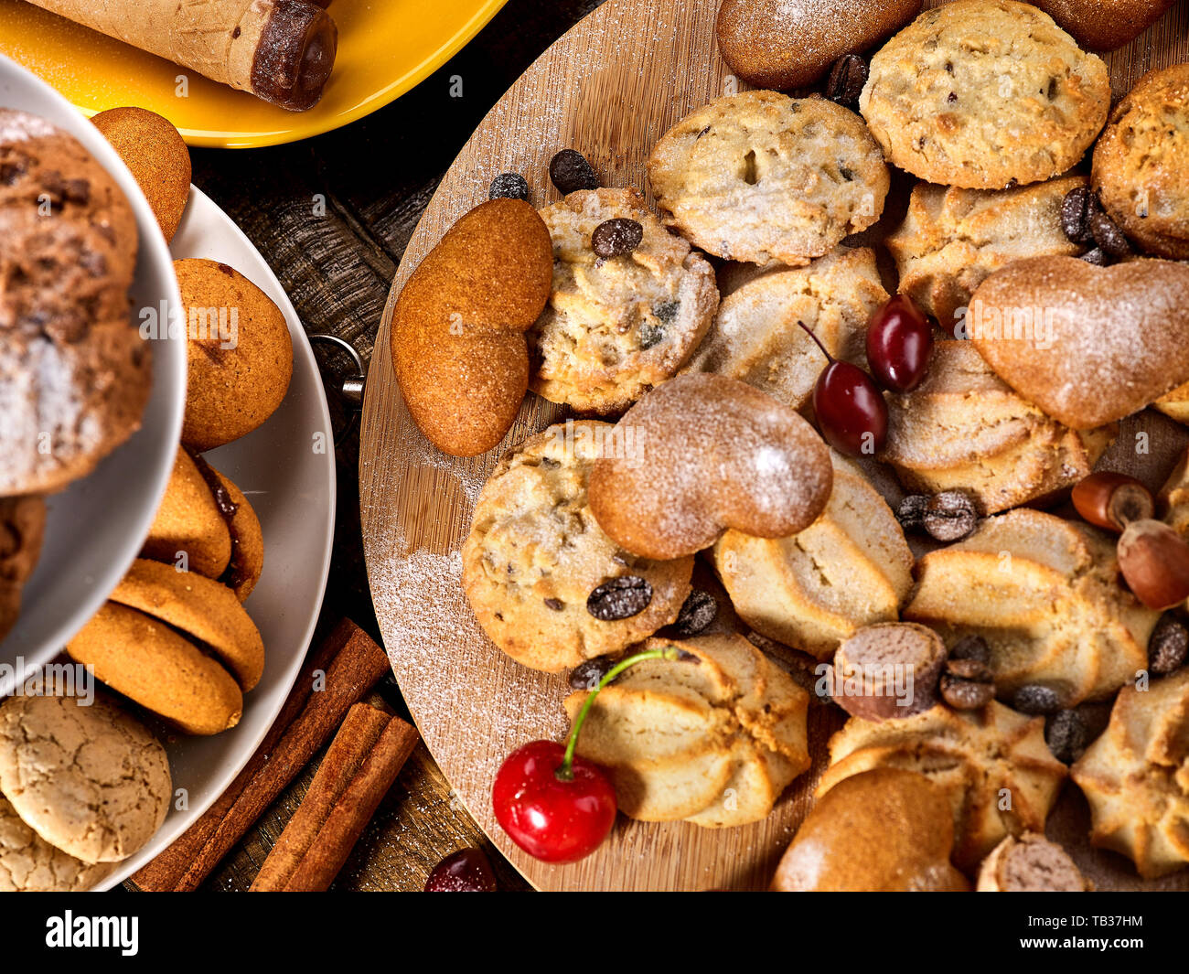Oatmeal Cookies au chocolat avec du sable et Cherry Berry Banque D'Images