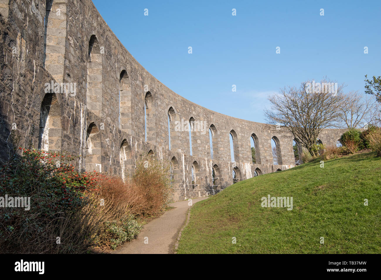 McCaig's Tower a été construit en 1897 par banquier local John Stuart McCaig pour fournir du travail aux maçons locaux et domine la ville d'Oban à partir de son loft Banque D'Images