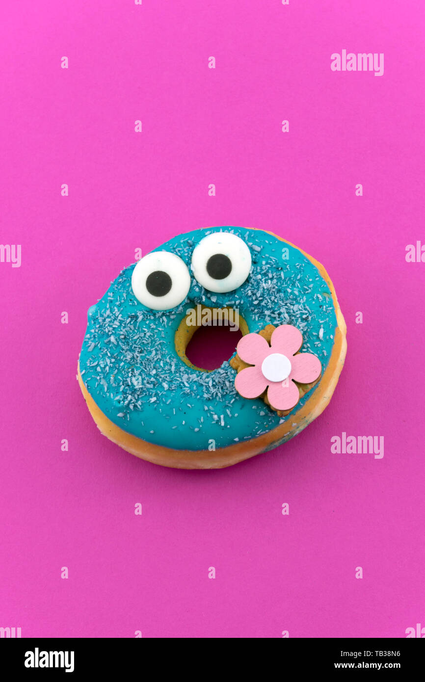 Funny vitrage bleu donut sur fond rose. Des tons pastel Banque D'Images