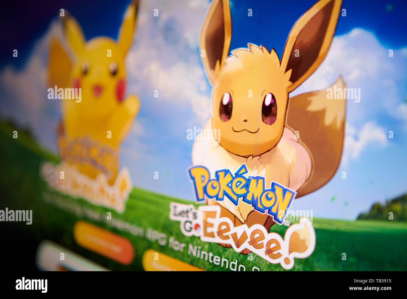 - Prague, 22 mai 2019 : Gros plan sur le logo d'Évoli Pokemon Let's Go ! Commutateur vidéo Nintendo RPG Jeu photographié à partir du site écran. Banque D'Images
