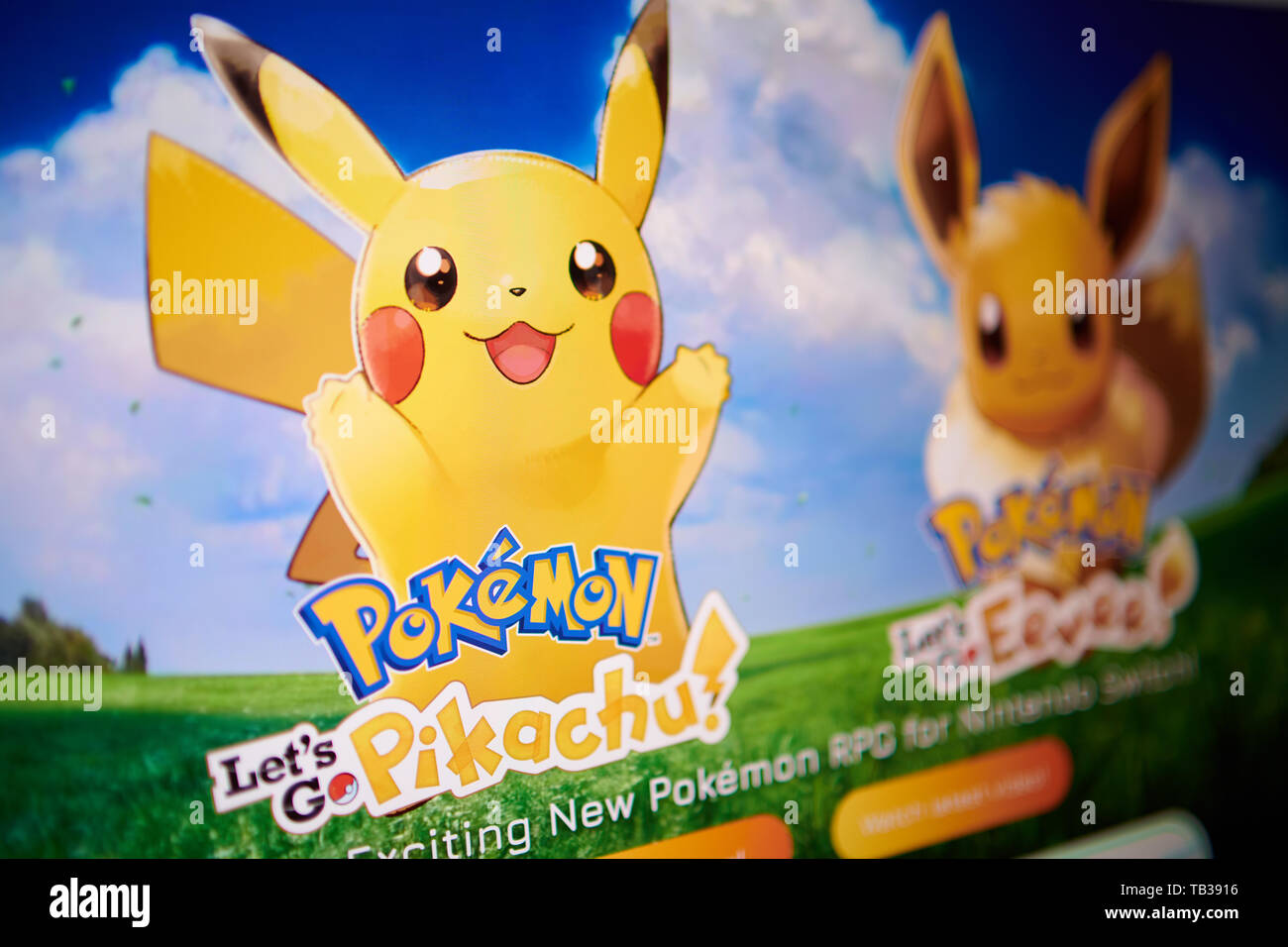 - Prague, 22 mai 2019 : Gros plan sur le logo de Pokemon Pikachu Let's Go ! Commutateur vidéo Nintendo RPG Jeu photographié à partir du site écran. Banque D'Images