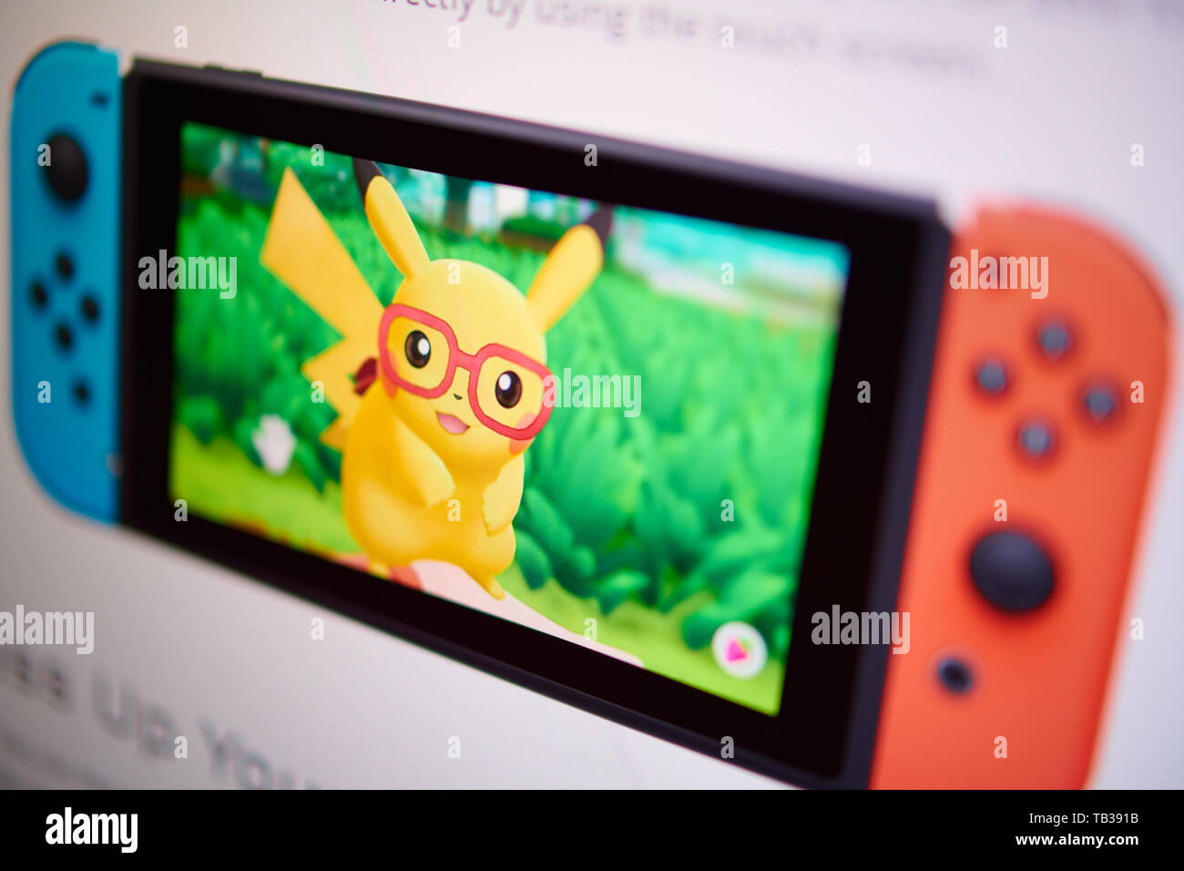 - Prague, 22 mai 2019 : Gros plan sur Pikachu Nintendo sur console de jeux vidéo de l'interrupteur de l'écran du site photographié. Banque D'Images