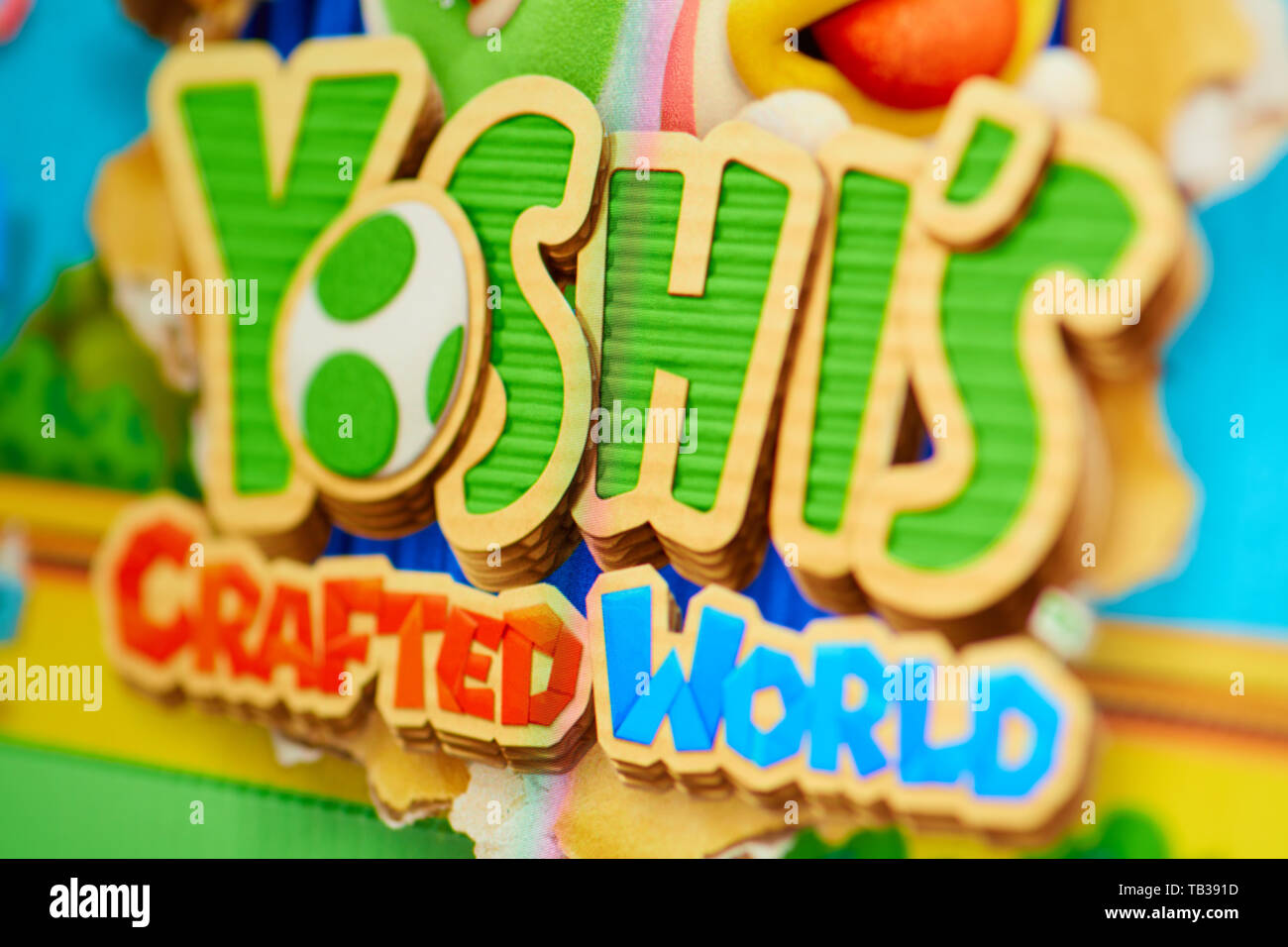 - Prague, 22 mai 2019 : Gros plan sur le logo de Yoshi's conçu world - jeu vidéo Nintendo photographié à partir de l'écran du site. Banque D'Images