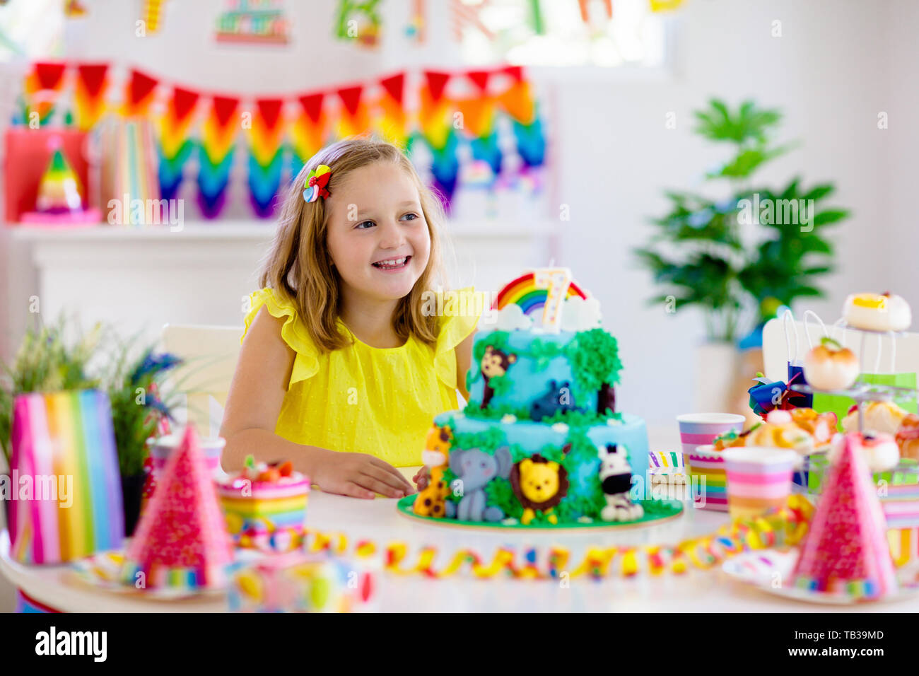 Kids Birthday Party Enfant Blowing Candles On Cake Et De L Ouverture Presente Sur Le Theme De La Jungle Celebration Des Bonbons Et Des Gateaux Pour Les Enfants Kid Celebrat Photo Stock