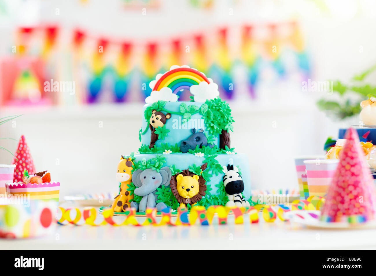 Pour Les Enfants Gateau D Anniversaire Les Animaux Des Enfants Theme Partie Decoree Pour Garcon Ou Fille Kid Anniversaire La Table Avec Des Presents Gif Photo Stock Alamy