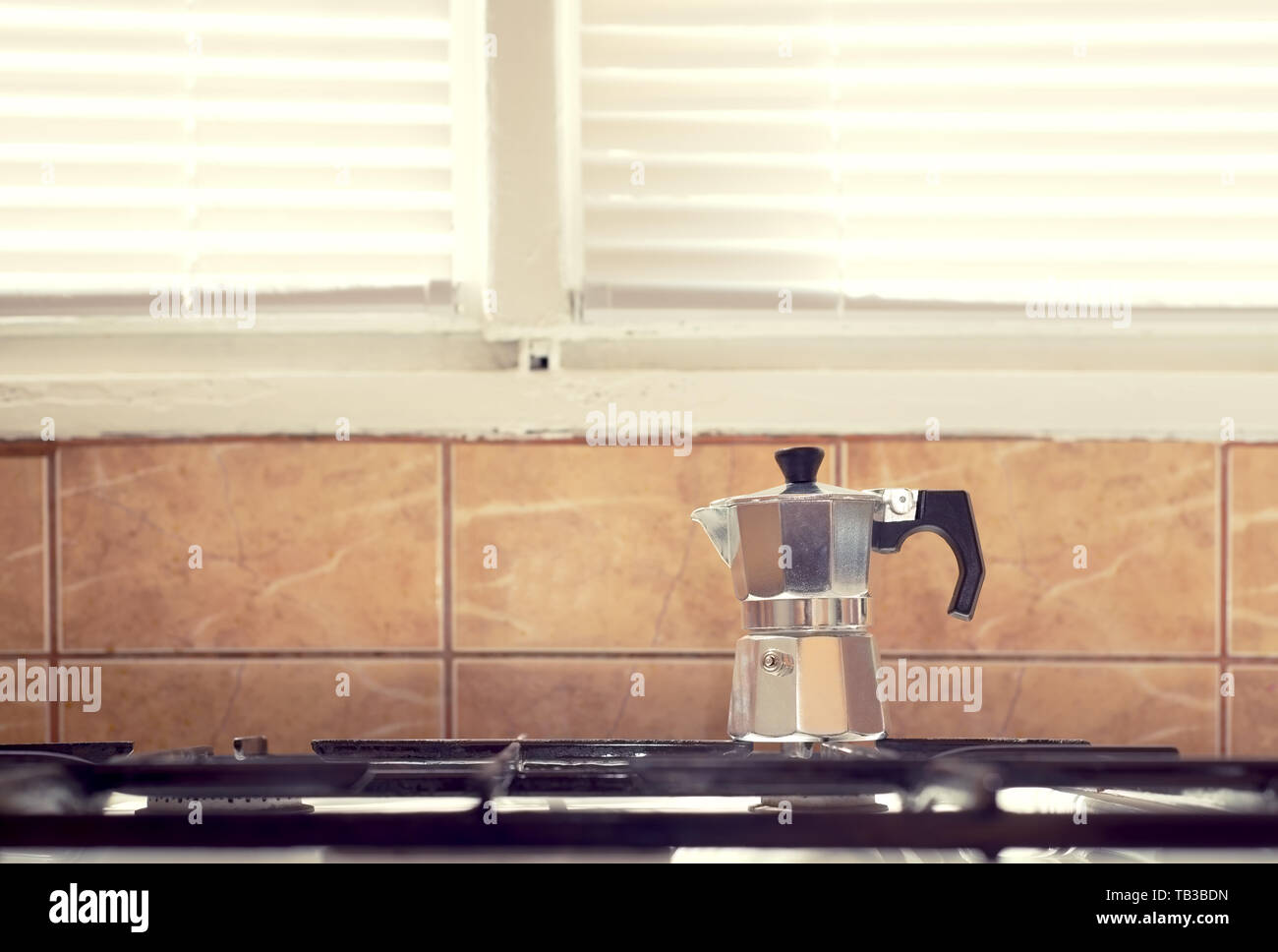 Pot de café moka sur une cuisinière à gaz dans la cuisine Banque D'Images