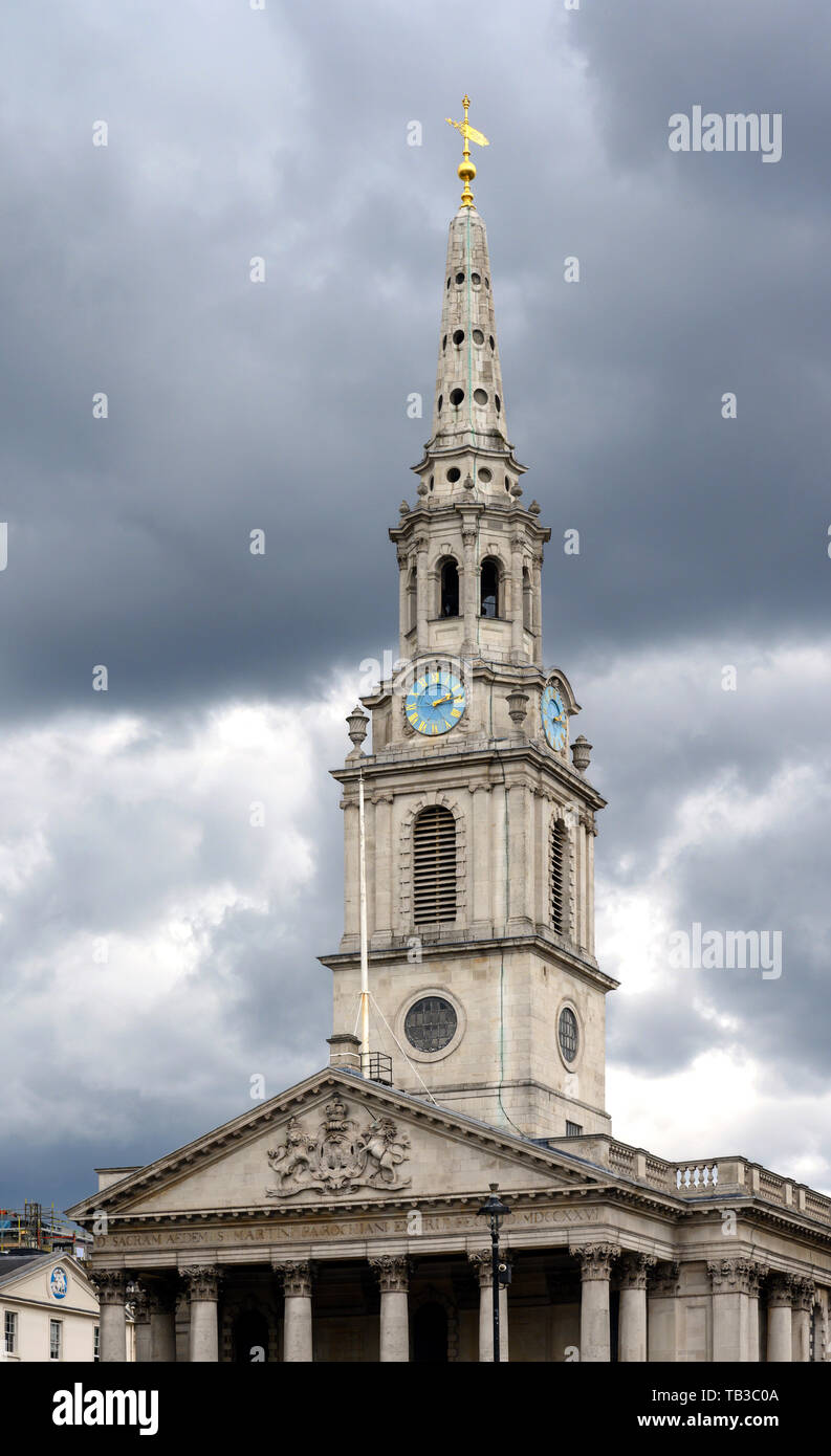 St Martins sur le terrain, portique classique, tour de l'horloge et spire, Trafalgar Square, Londres, Angleterre, Royaume-Uni. Banque D'Images