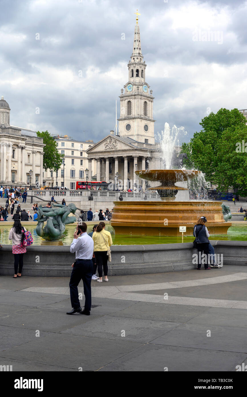 Vie quotidienne à Trafalgar Square, Westminster, London, England, UK Banque D'Images