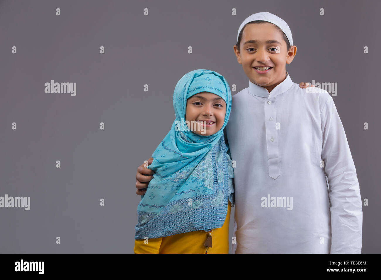 Jeune musulmane et boy holding each other and smiling Banque D'Images