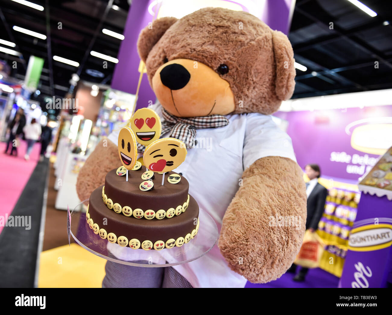 30.01.2019, Cologne, Rhénanie du Nord-Westphalie, Allemagne - un ours est présenté avec un gâteau au chocolat et des émoticônes à l'ISM - International Confectionery F Banque D'Images