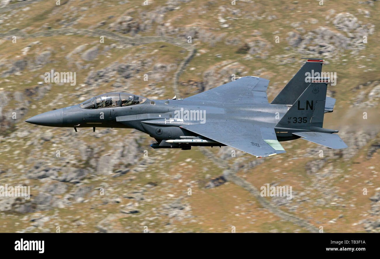F-15E Strike Eagle tranists le A5 passer dans la ZPH7, chef de file pour les avions F-16C à partir de la 482e FW Banque D'Images