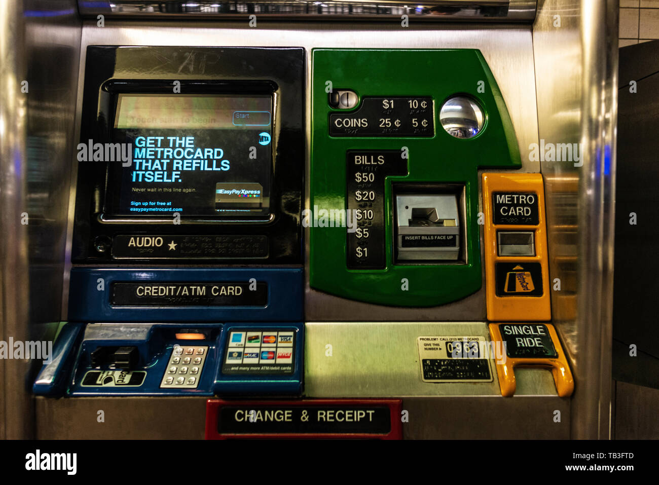 La ville de New York, USA - 31 juillet 2018 ticket de métro : distributeur automatique pour paiement en espèces ou par carte de crédit à New York City, USA Banque D'Images