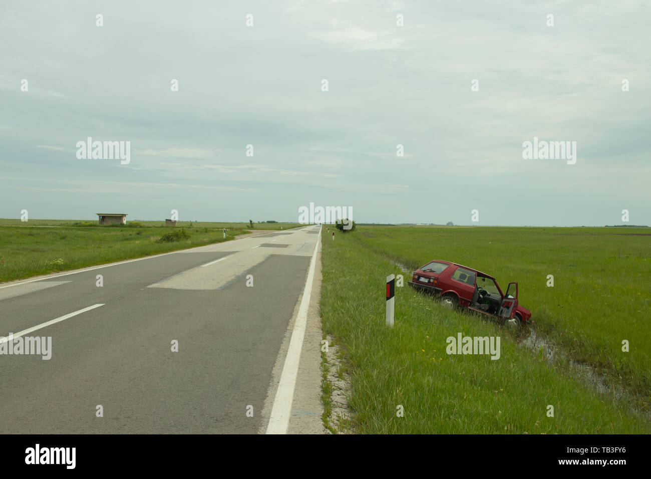 Conduite irresponsable dans de mauvaises conditions météorologiques, le véhicule est allé off road dans les fossés, près de la ville de Belgrade Banque D'Images