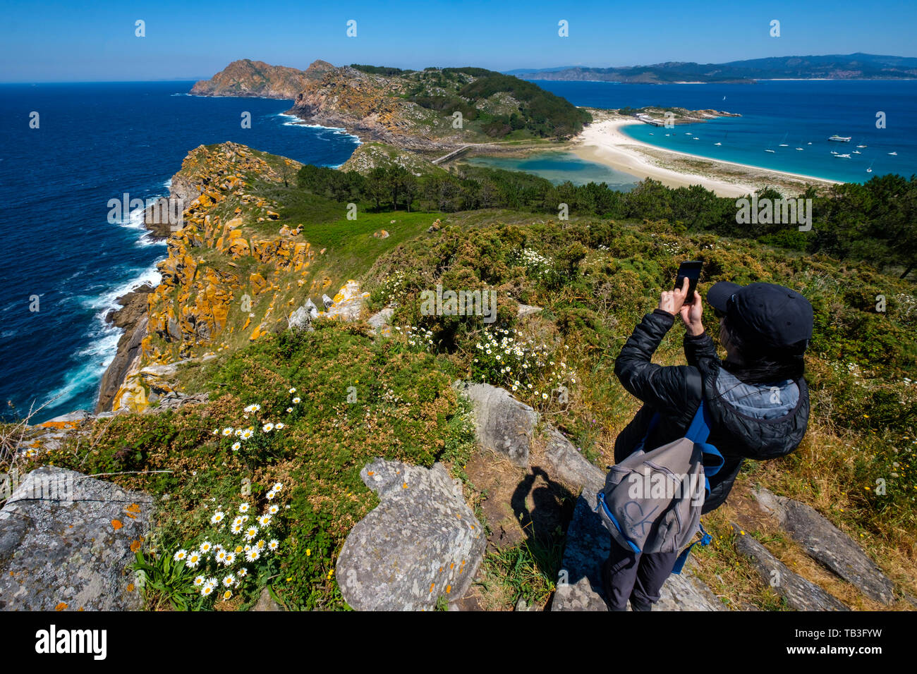 Personne qui prend des photos de paysage avec son smartphone Samsung S8 Plus, les îles Cies, Galice, Espagne, Europe Banque D'Images