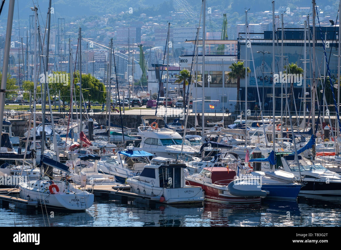 Nourri à la marina bateaux à Vigo, Espagne, Europe Banque D'Images