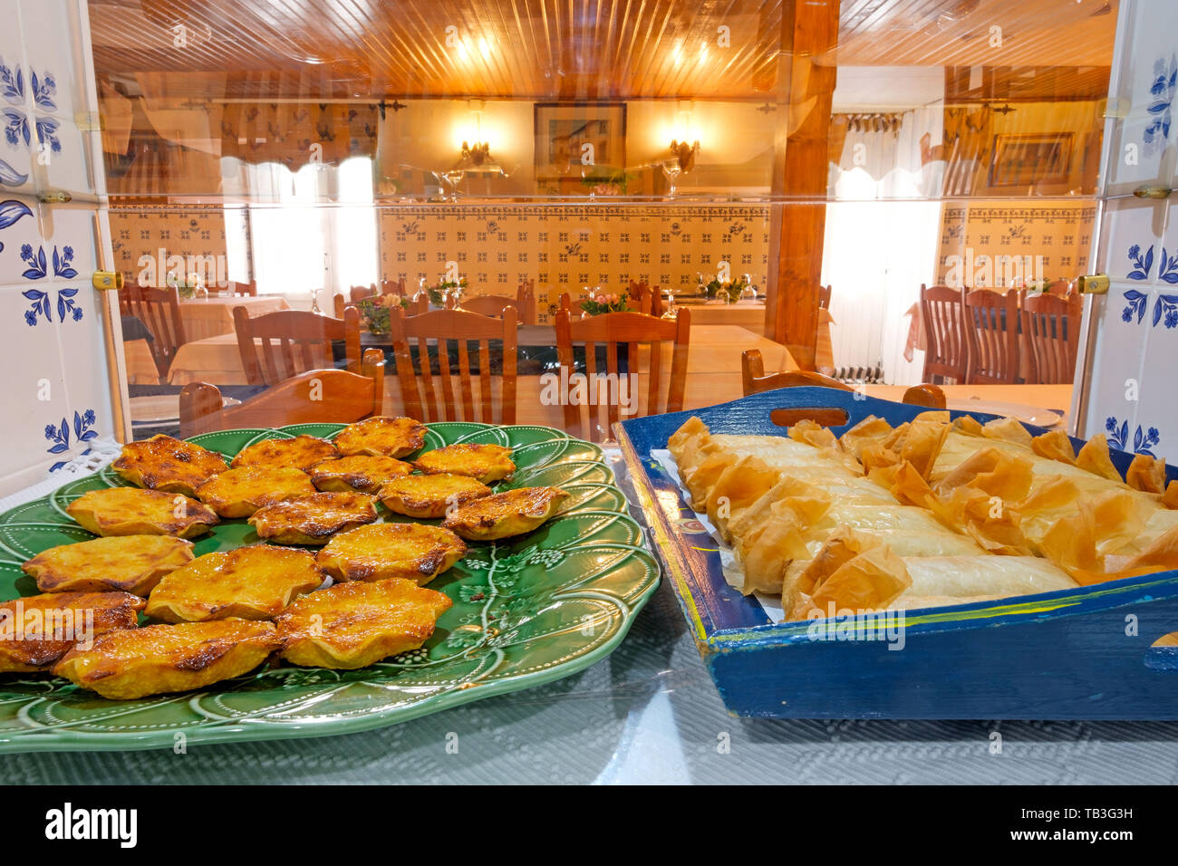 De Pasteis Tentugal et queijadas de Tentugal au restaurant Casa Arménio Banque D'Images