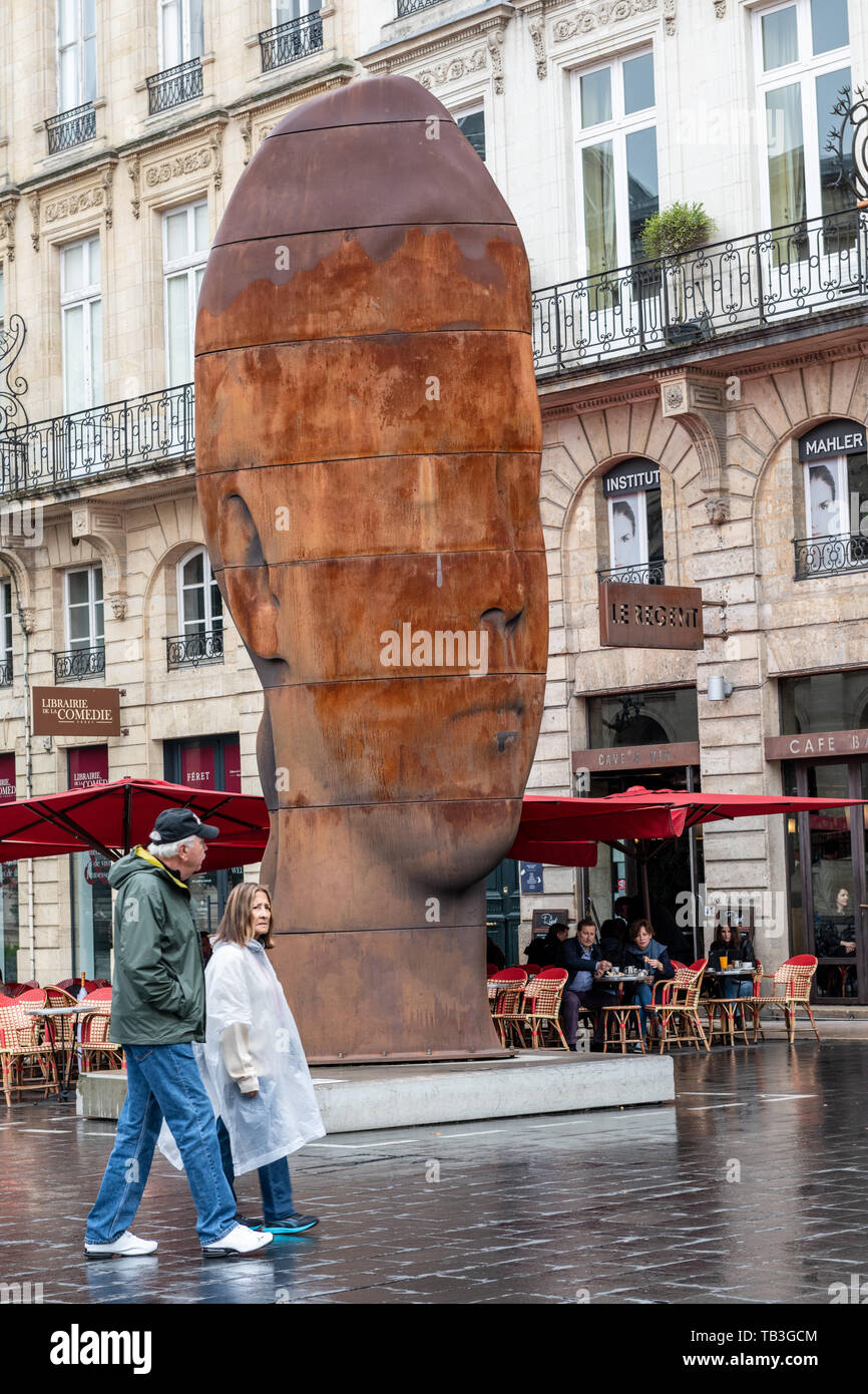 Tête en fonte sculpture intitulée "anna de Bordeaux' par Jaume Plensa à Bordeaux, France Banque D'Images