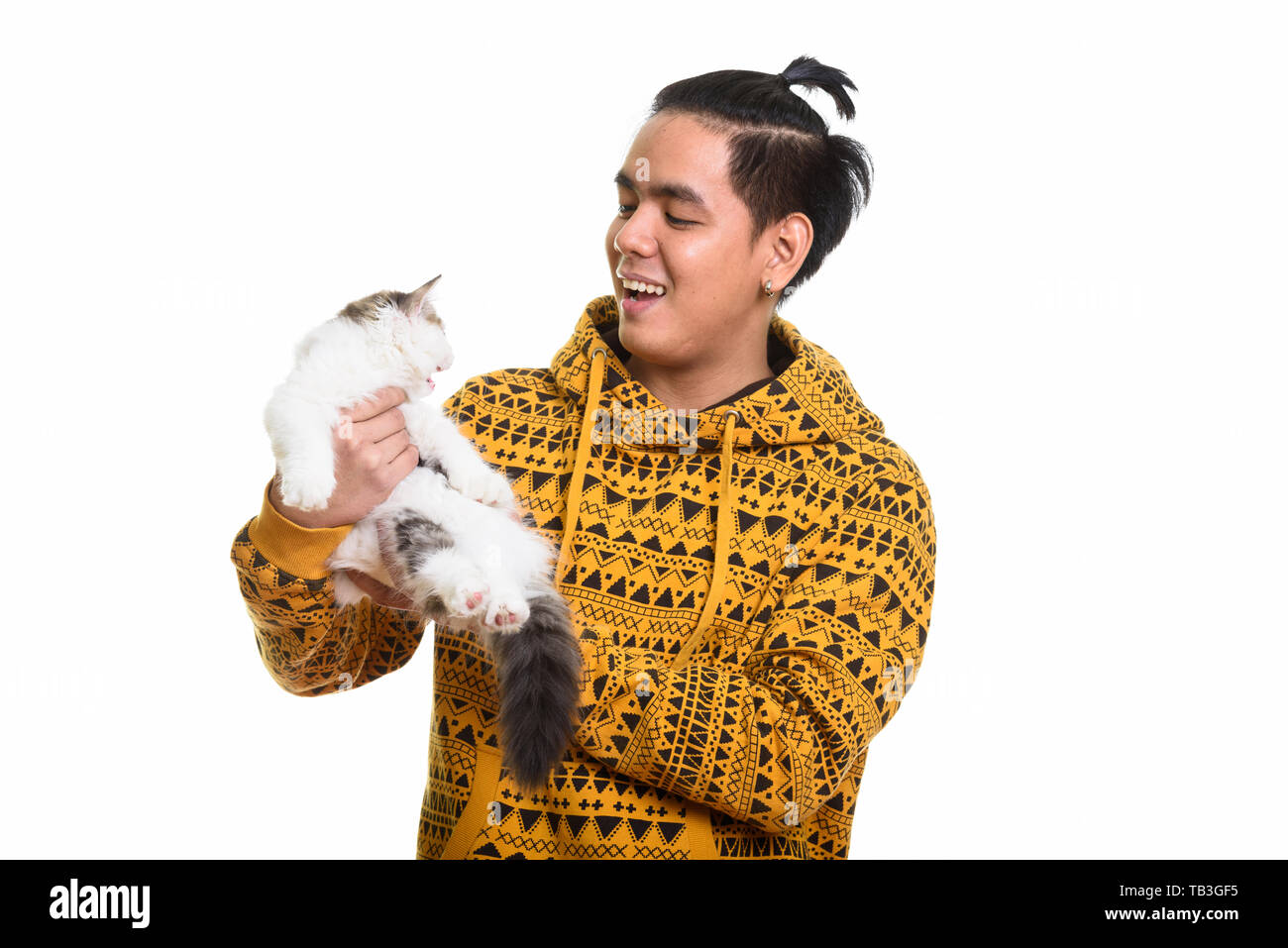 Studio shot of Asian man smiling while holding Cute cat Banque D'Images